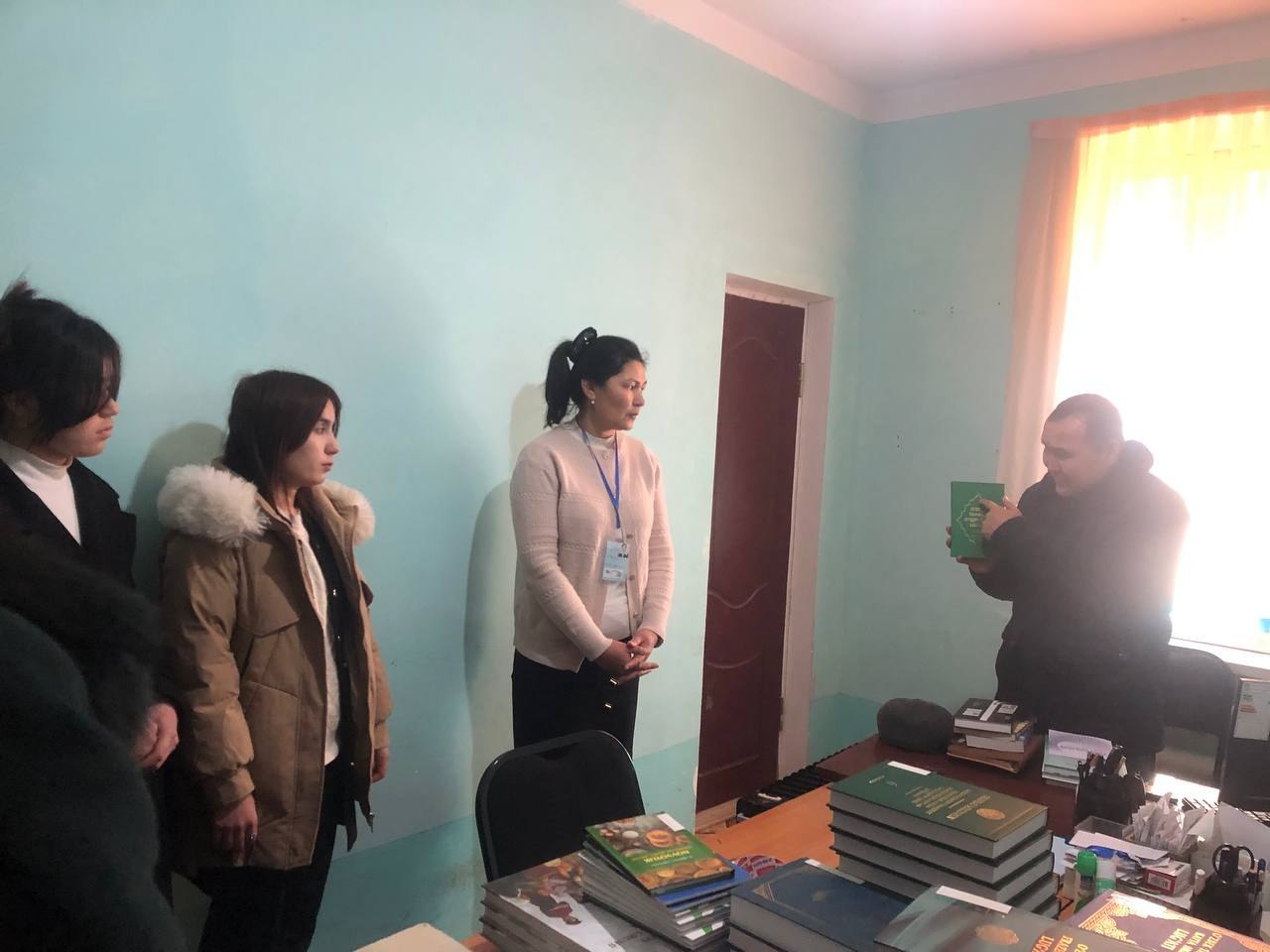 Do`stlik tuman hokimligi Diniy ishlar qo`mitasi boshlig`i O.Ulashov tashrif buyurib markaz kitob fondida mavjud bo`lgan kitoblar va ularning elektron nusxalari bilan yaqindan tanishdi.